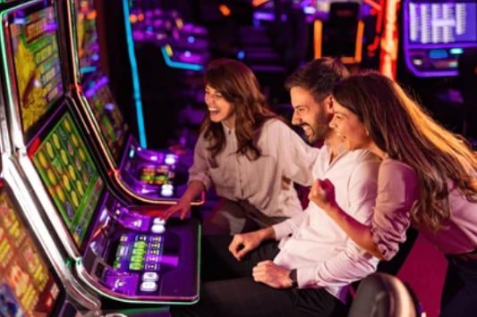 Người chơi Việt trải nghiệm game slot trên điện thoại tại qq99